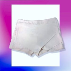 🌬WHITE🌬 Divided H&M Asymmetrical Pleated Skort